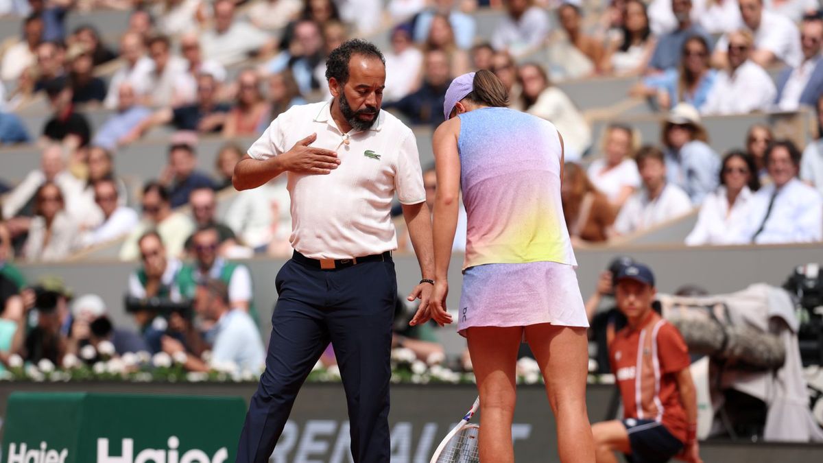 Getty Images / Julian Finney / Spięcie Igi Świątek z sędzią