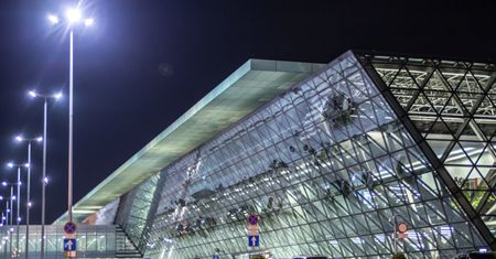 Mgła na krakowskim lotnisku. Duże utrudnienia dla pasażerów