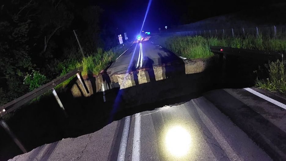 Ogromna dziura w jezdni na drodze do Sławatycz