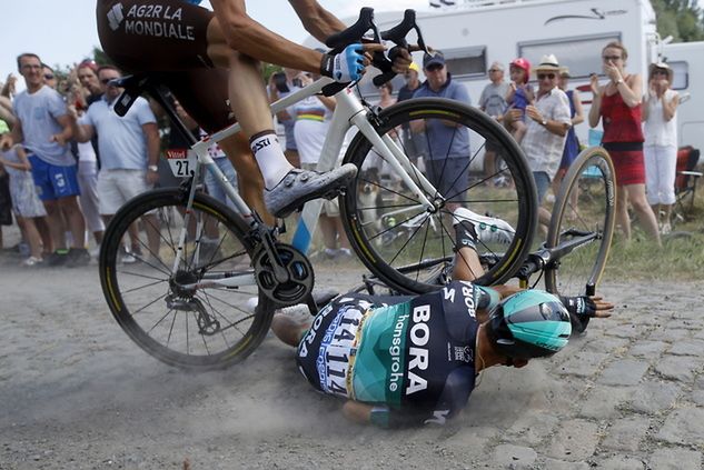 Na zdjęciu Rafał Majka tuż po upadku na trasie 9. etapu Tour de France. Fot. PAP/EPA/KIM LUDBROOK