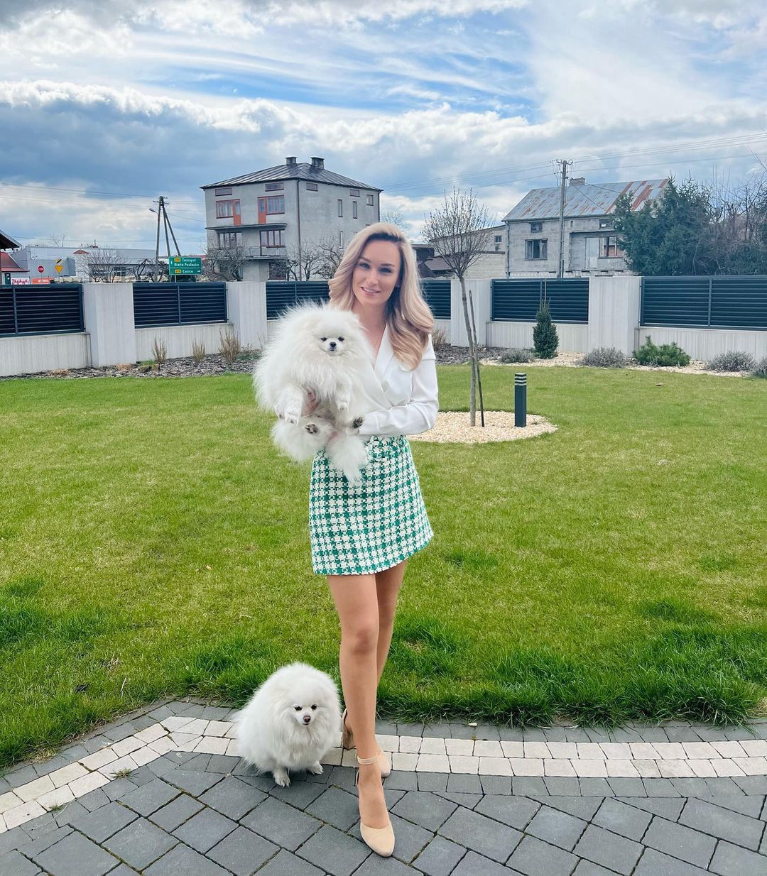 Kamila z "Rolnika" otwiera sezon weselny w czerwonym komplecie. Fani martwią się, że przyćmiła pannę młodą... 