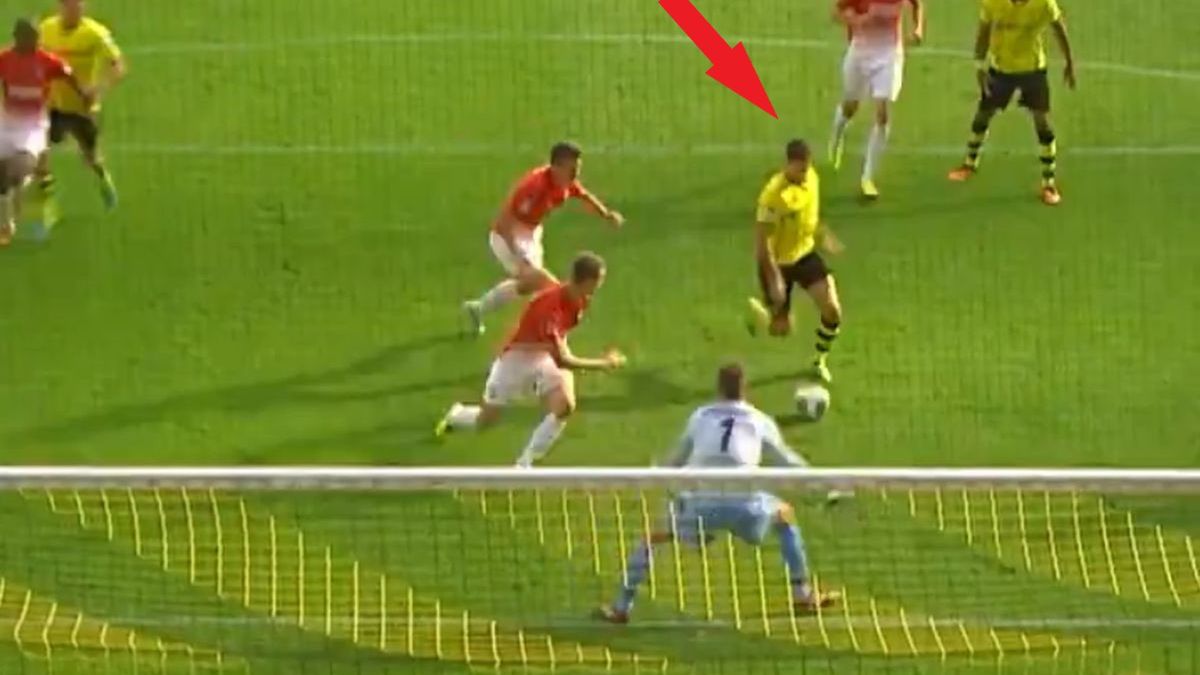 Twitter / Bundesliga / Na zdjęciu: Robert Lewandowski strzela gola w meczu z Freiburgiem (28 września 2013 r.)