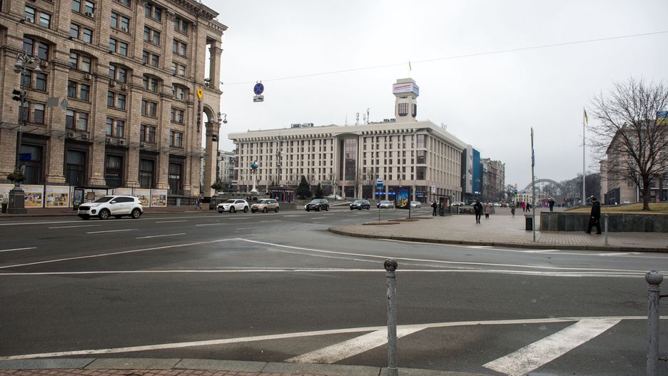 Kijów. Centrum miasta rano, ul. Hreszczatyk