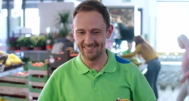 Pracownicy Biedronki jako świeżoznawcy reklamują owoce i warzywa (wideo)