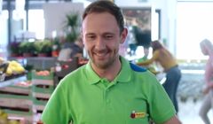 Pracownicy Biedronki jako świeżoznawcy reklamują owoce i warzywa (wideo)