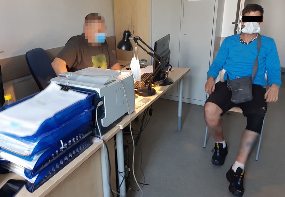 Warszawa. Policjant wykonuje czynności z zatrzymanym 