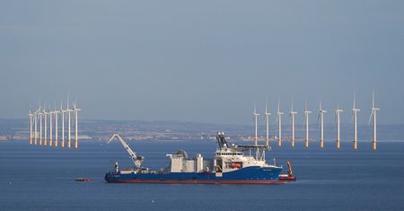 Energia słoneczna z kosmosu trafi do farm wiatrowych? To dobry pomysł