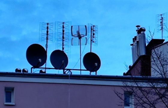 Silny wzrost usług OTT kosztem sieci kablowych i platform cyfrowych