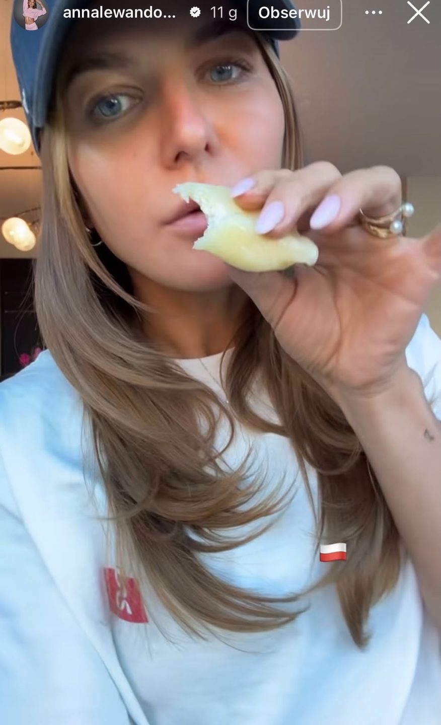 Anna Lewandowska zajada pierogi