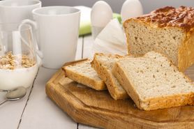 Bezglutenowy chleb pełnoziarnisty ze skrobi z tapioki i mąki z ryżu brązowego