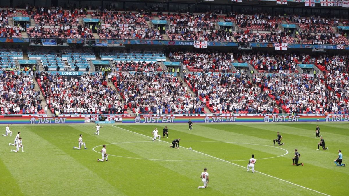 Zdjęcie okładkowe artykułu: PAP/EPA / John Sibley / Piłkarze Anglii i Niemiec klęczą przed meczem 1/8 finału