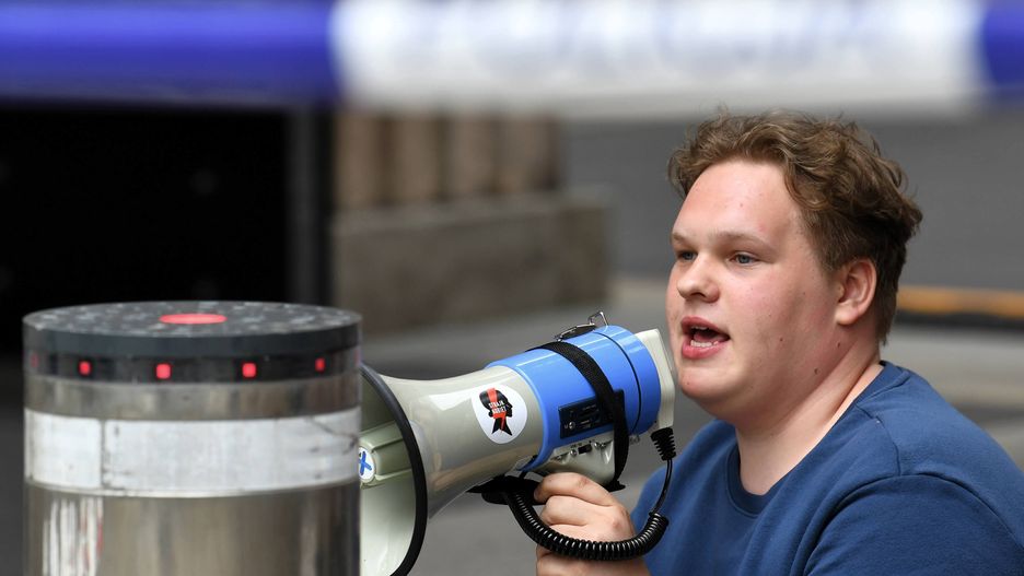 protestWarszawa, 26.06.2021. Protest przed budynkiem Ministerstwa Edukacji i Nauki w Warszawie, 26 bm. Troje aktywist�w z M�odzie�owego Forum LGBT+ przyku�o si� do bramy w ramach protestu wobec polityki ministra Przemys�awa Czarnka. (olm) PAP/Radek PietruszkaRadek Pietruszka