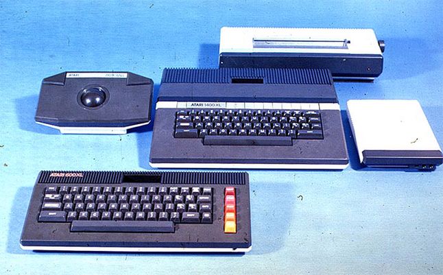 Prototypy Atari 600XL i Atari 1400XL. Warto zwrócić uwagę, że wyglądem bardzo odbiegały one od produktu końcowego. Kolorowe klawisze funkcyjne w modelu 600XL nie były zamiarem konstrukcyjnym. Wykonano je z dostępnych, tańszych materiałów.