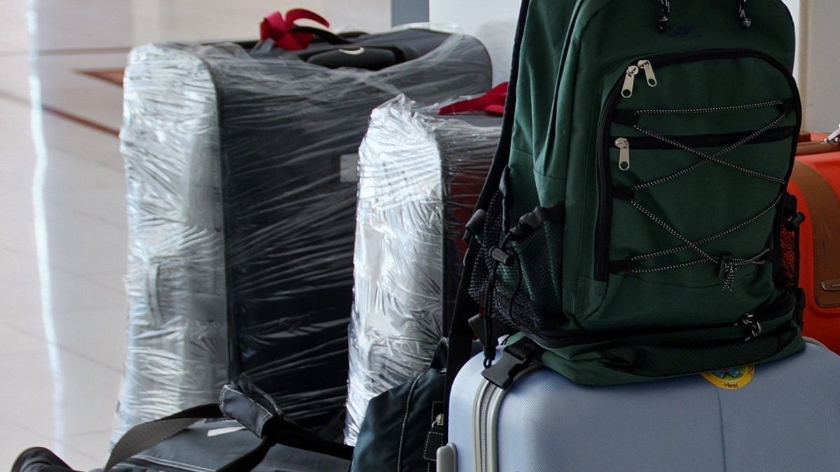 Owijanie walizki folią jest coraz popularniejsze.