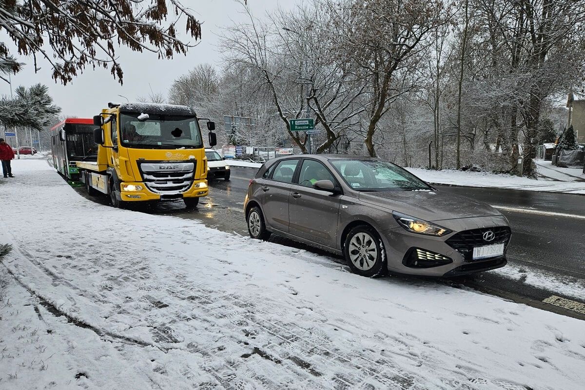 Autobus MPK Lublin uderzył w tył autolawety na al. Warszawskiej