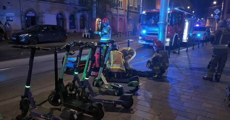 Przewrócił się na hulajnogę. Mężczyzna w ciężkim stanie