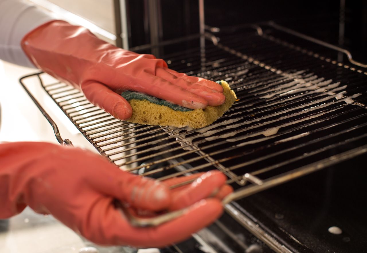 How to effectively clean the oven?