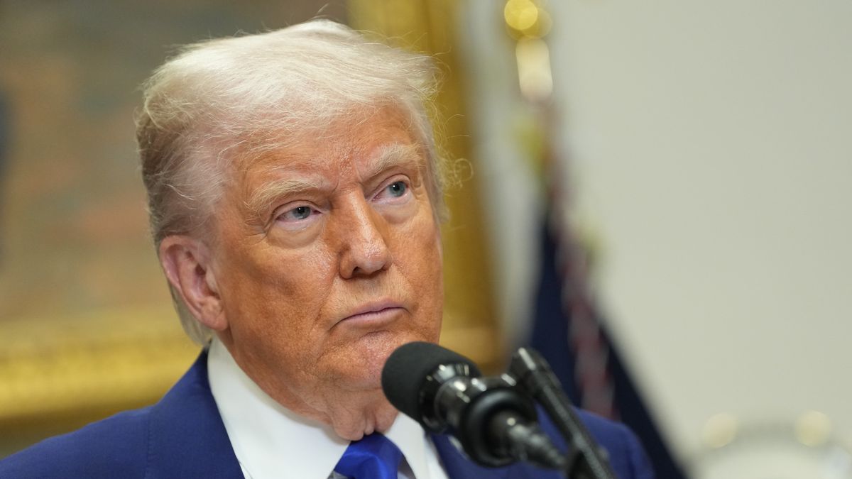 United States President Donald J Trump takes questions after making remarks on the India-Pakistan cease-fire, the new US-China Trade Deal, the return of Eden Alexander from Hamas captivity and the high cost of prescription drugs before signing an executive order that he promises will lower the cost of those prescription drugs almost immediately, during a press conference in the Roosevelt Room of the White House in Washington, DC, USA, 12 May 2025. EPA/CHRIS KLEPONIS/ POOL Dostawca: PAP/EPA.