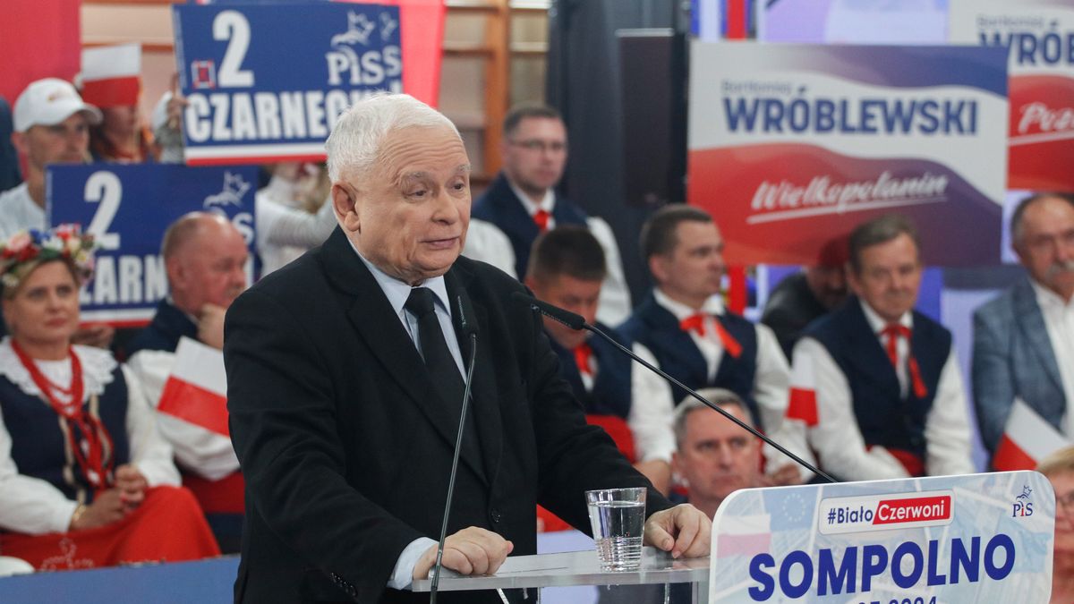Sompolno (woj. wielkopolskie), 11.05.2024. Kampania wyborcza do Parlamentu Europejskiego. Prezes PiS Jarosław Kaczyński na spotkaniu z mieszkańcami w Szkole Podstawowej im. Adama Mickiewicza w Sompolnie, 11 bm. (aldg) PAP/Bartosz Skonieczny
