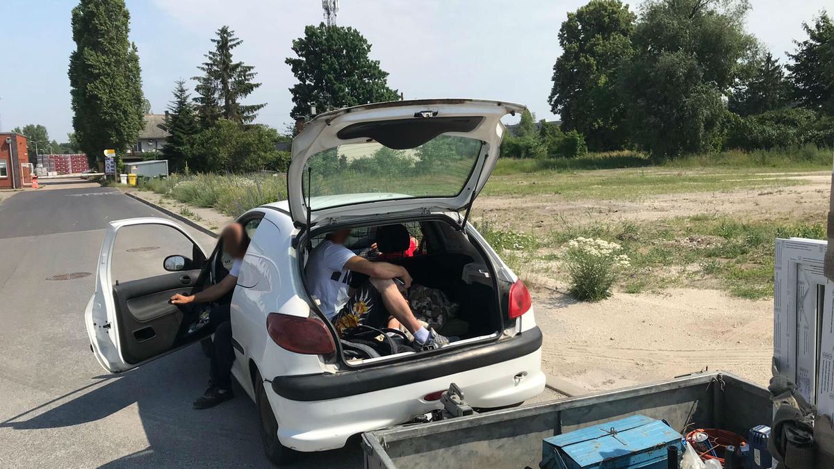 Funkcjonariusze zakazali dalszej jazdy w bagażniku