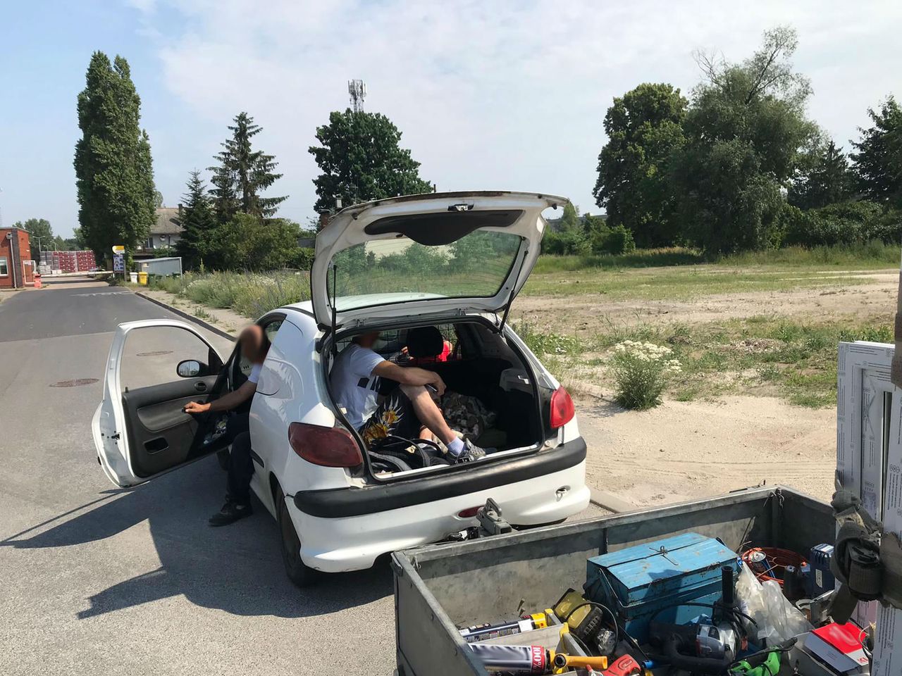 Nie miał miejsca, więc usiadł w bagażniku. Nietypowa kontrola w Toruniu
