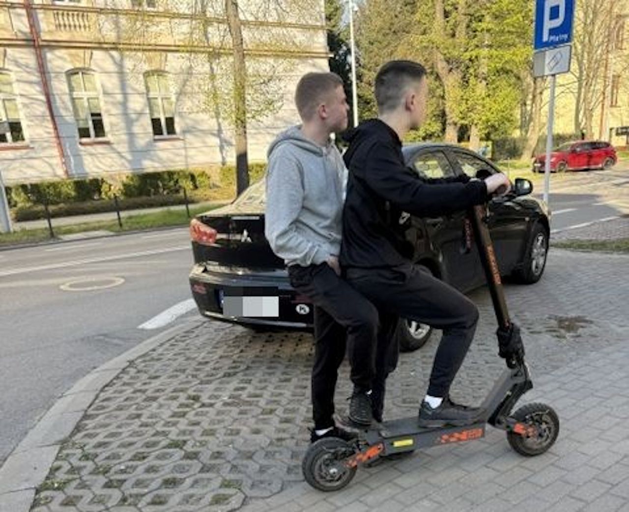 Jechali hulajnogą elektryczną w Rzeszowie. Szuka ich policja