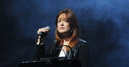 Mocna grafika Matyldy Damięckiej. Zakrwawiony krzyż i nawiązanie do pedofilii