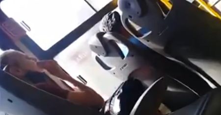 Bezmyślne zachowanie kobiety. Nagranie z autobusu