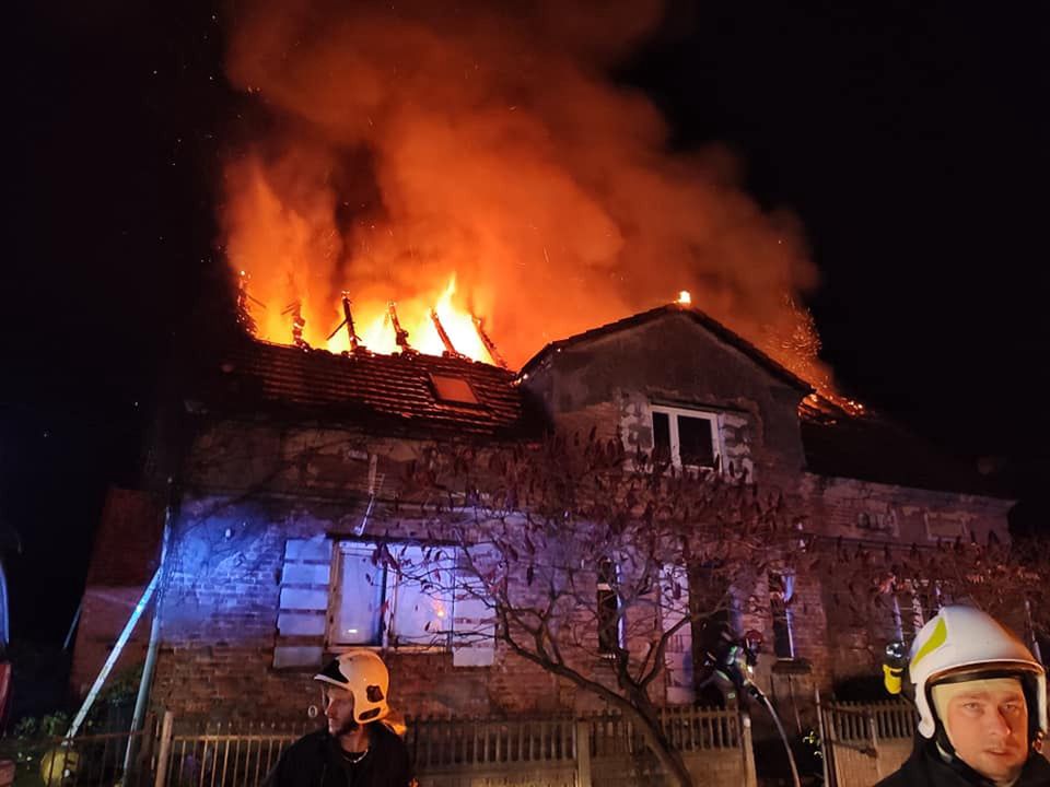 Dach runął do środka budynku. 13 osób ewakuowanych