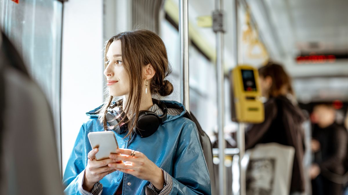 Kraków. Telefony w komunikacji miejskiej
