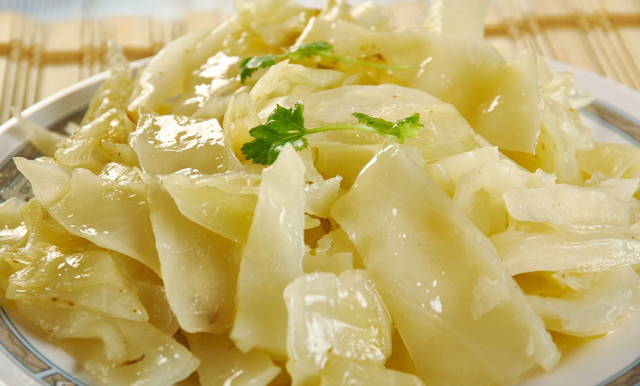 Do obiadu robię duszoną kapustę. Przepis przywiozła z Irlandii moja sąsiadka