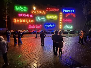 Inauguracja Łódzkiej Galerii Neonów. Szkoda, że pogoda nie dopisała. Słynne neony wróciły na ulice