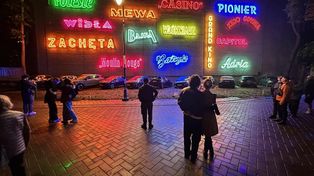 Inauguracja Łódzkiej Galerii Neonów. Szkoda, że pogoda nie dopisała. Słynne neony wróciły na ulice