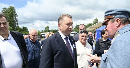 Kierownictwo PiS zebrało się na Nowogrodzkiej. W tle sprawa Czarnka