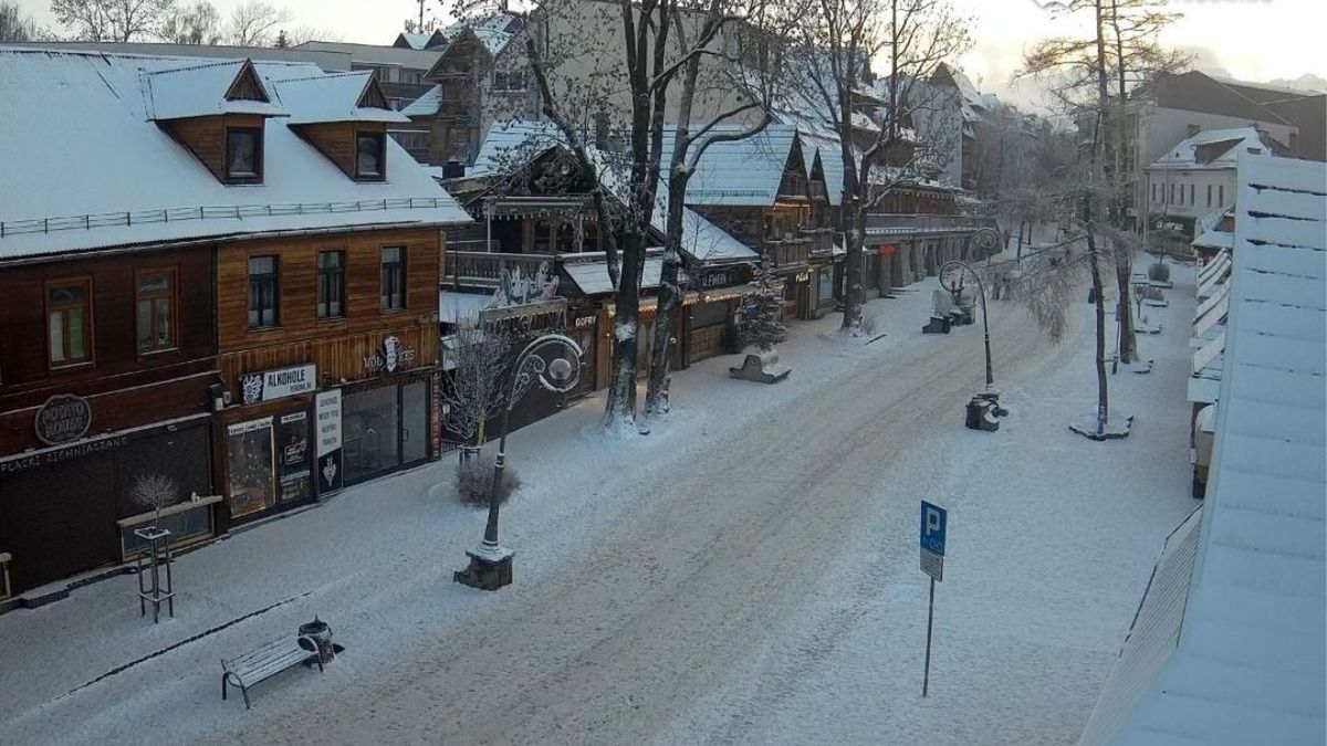 Krupówki zupełnie puste w Boże Narodzenie rano
