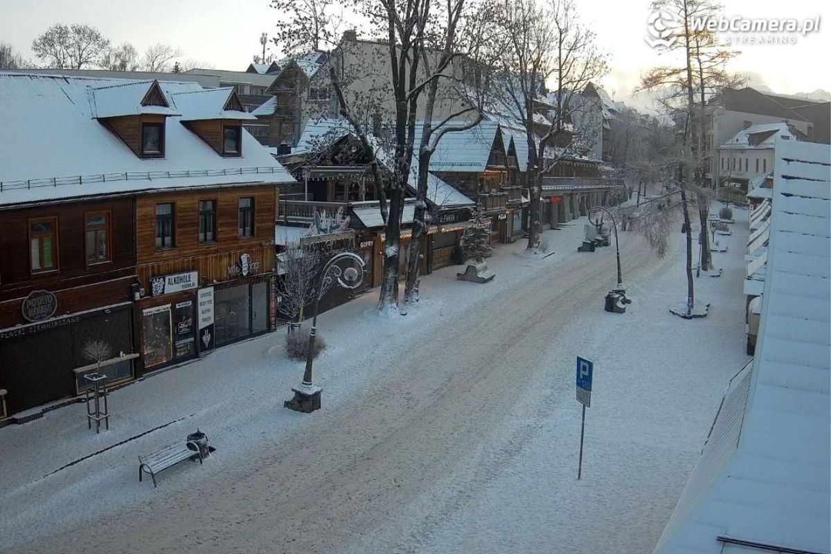 Była 8:16. Tak wyglądają Krupówki w Boże Narodzenie. Zaskakujący widok