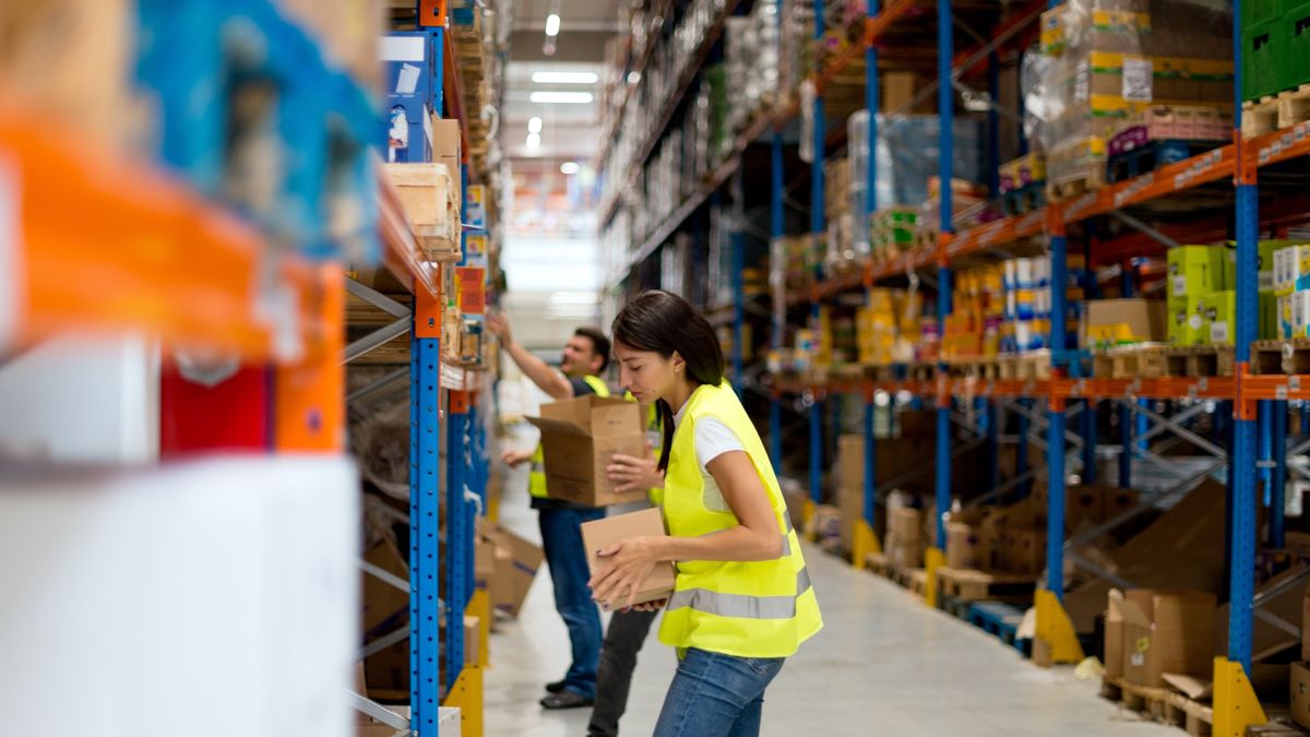 Według Ogólnopolskiego Badania Wynagrodzeń magazynierzy w firmach zagranicznych zarabiali o 250 zł więcej niż ich koledzy z polskich organizacji 