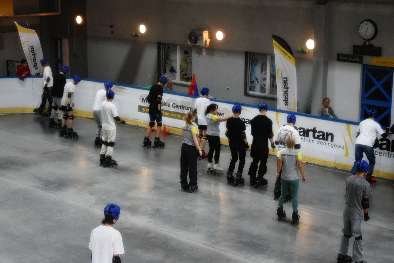 Wrocławscy uczniowie na WF jeżdżą na rolkach