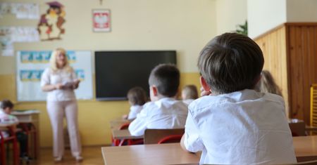 Pijana nauczycielka zajmowała się uczniami. Ujawniono, co jej grozi