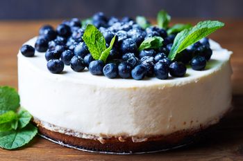 Co roku na Dzień Kobiet piekę ten sernik. Jest niezwykle kremowy i delikatny