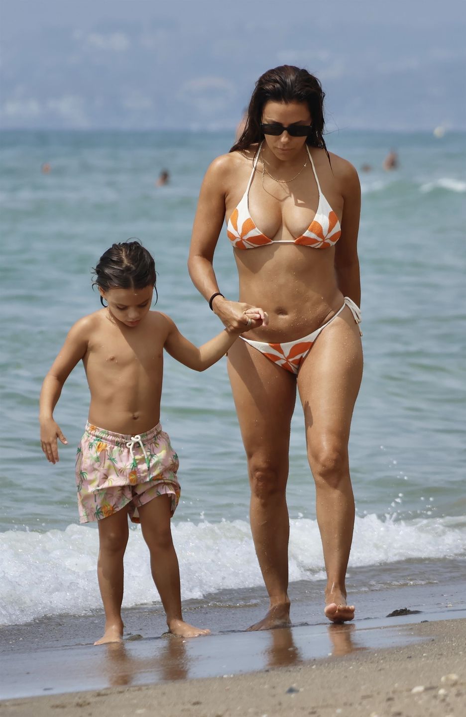 Eva Longoria dokazuje z rodzinką na plaży w Marbelli