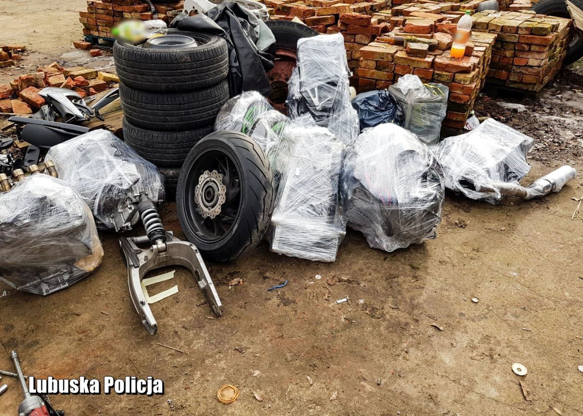 Policjanci znaleźli skradzione motocykle rozebrane na części.