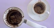 Nie wyrzucaj fusów po kawie. Włóż je do lodówki. Efekt cię zadziwi