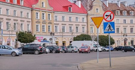 Radny wskazuje na problem z parkowaniem na Placu Zamkowym. Konserwator zabytków nie zgadza się na oznakowanie
