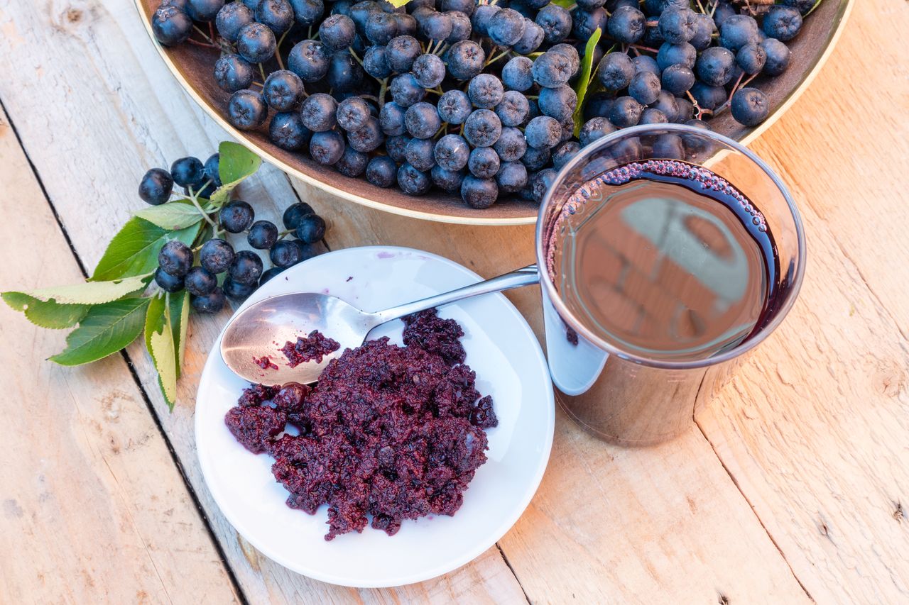 Chokeberry juice for winter