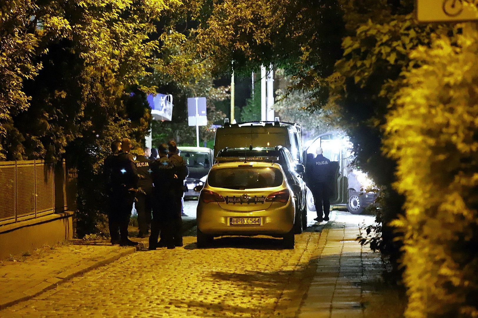 Policyjni technicy pracowali na miejscu zdarzenia do późnych godzin nocnych. Zabezpieczane były ślady na taksówce i w okolicy samochodu