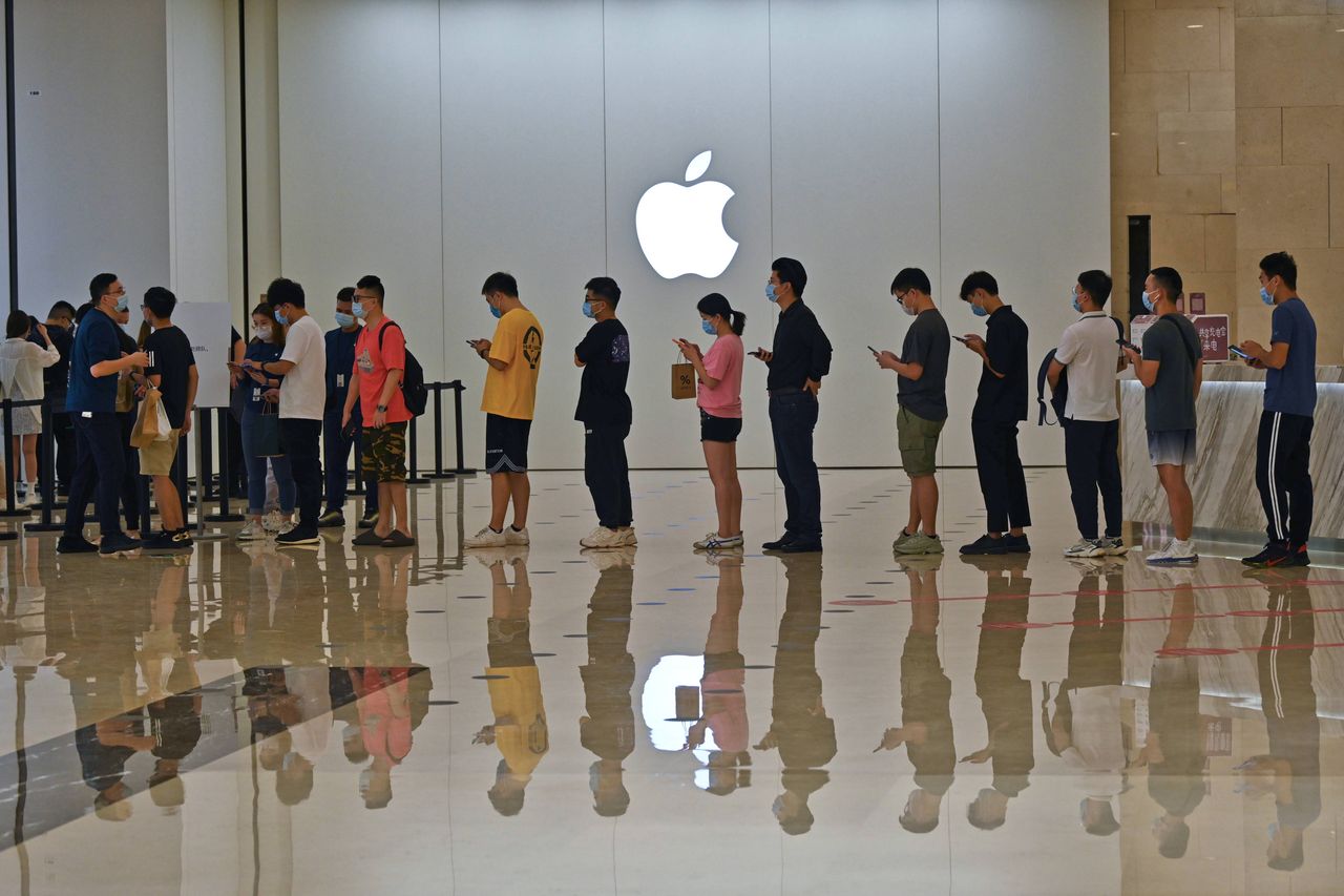 iPhone podbija rynek. Apple odnotowuje wzrost sprzedaży smartfonów - Kolejka do kasy w Apple Store