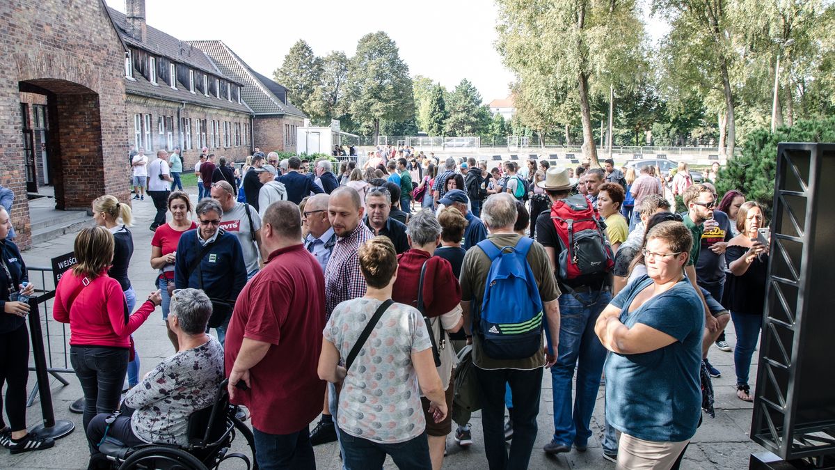 Tłumy zwiedzają muzeum Auschwitz