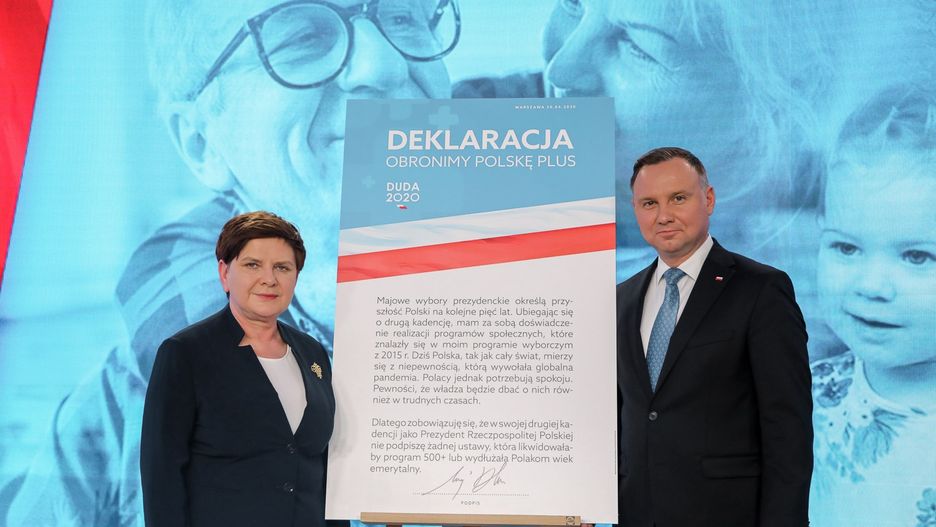 Prezydent Andrzej Duda prezentuje z Beatą Szydło - odpowiedzialną za kwestie programowe w jego sztabie - deklarację "obrony Polski plus".