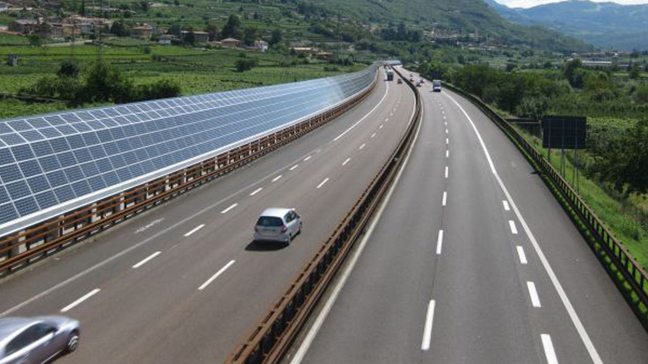 Fotowoltaika wzdłuż autostrady